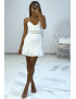 Mini robe blanche ajourée à fine bretelles et volants en bas - 1