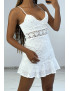 Mini robe blanche ajourée à fine bretelles et volants en bas - 3