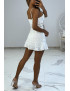 Mini robe blanche ajourée à fine bretelles et volants en bas - 4