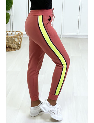 Jogging Cognac avec bande jaune fluo sur le côté. - 3