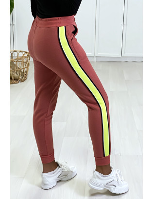 Jogging Cognac avec bande jaune fluo sur le côté. - 4