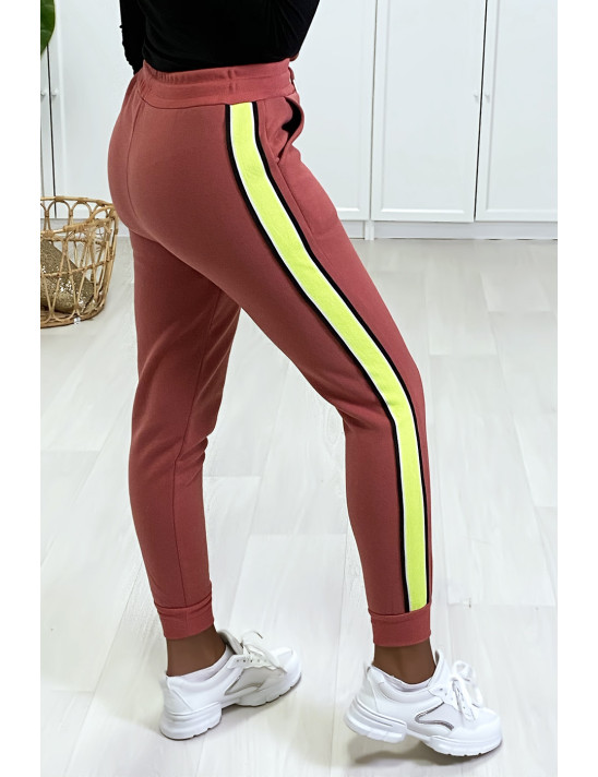 Jogging Cognac avec bande jaune fluo sur le côté. - 4