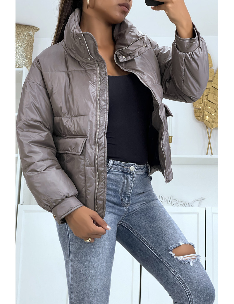 Doudoune courte taupe à coupe classique et ajustable avec sac à dos

 - 1
