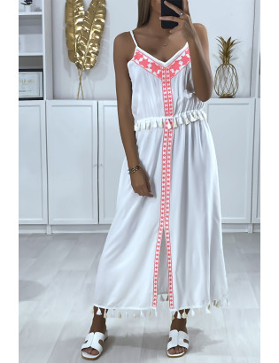 Longue robe blanche avec broderie fuchsia et pompon - 2