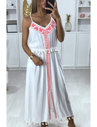 Longue robe blanche avec broderie fuchsia et pompon - 3
