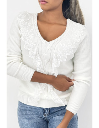 Pull court blanc avec col V en tresse et dentelles qui se déploient tout au centre du haut. - 4