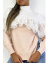 Pull court ample bicolore rose poudré et blanc avec col montant et voile en dentelle au niveau de la poitrine - 1