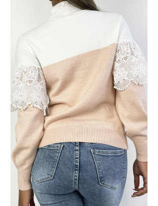 Pull court ample bicolore rose poudré et blanc avec col montant et voile en dentelle au niveau de la poitrine - 2