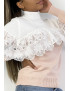 Pull court ample bicolore rose poudré et blanc avec col montant et voile en dentelle au niveau de la poitrine - 3