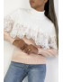 Pull court ample bicolore rose poudré et blanc avec col montant et voile en dentelle au niveau de la poitrine - 4