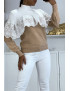 Pull court ample bicolore taupe et blanc avec col montant et voile en dentelle au niveau de la poitrine - 1