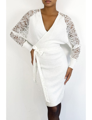 Robe cache-coeur blanche irisé à manches ajourées. - 6