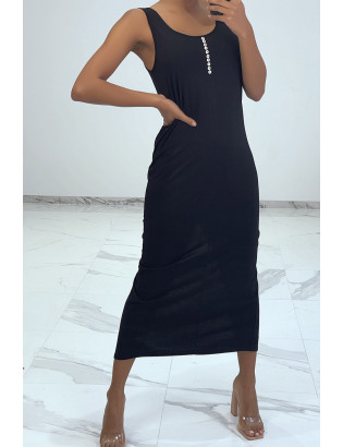 Longue robe noire fluide avec bouton sur l'avant et fente à l'arrière - 1