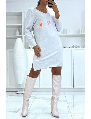 Robe pull grise en col V dans une matière très douce avec motif brodé - 1