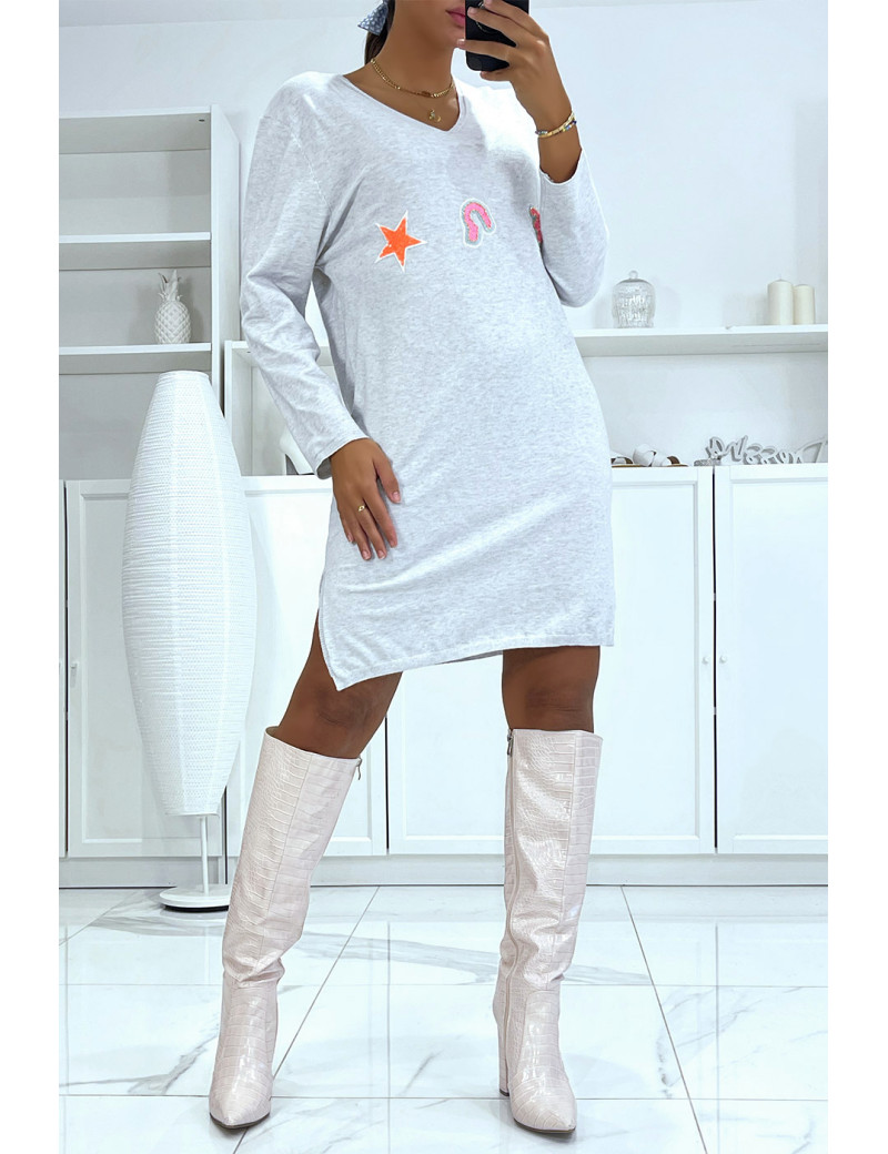 Robe pull grise en col V dans une matière très douce avec motif brodé - 1