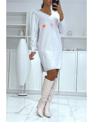 Robe pull grise en col V dans une matière très douce avec motif brodé - 4