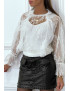 Blouse blanche en tulle et dentelle à volant col fraise - 1