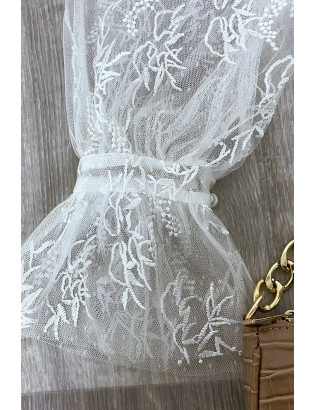 Blouse blanche en tulle et dentelle à volant col fraise - 7