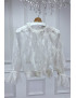 Blouse blanche en tulle et dentelle à volant col fraise - 10