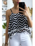 Débardeur à motif noir et blanc en forme de zigzag avec volant et mini pompon - 1