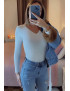 Pull blanc col V en maille tricot très extensible et très doux - 1