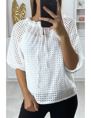 Blouse blanche manches bouffante col bateau en matière à trous - 1