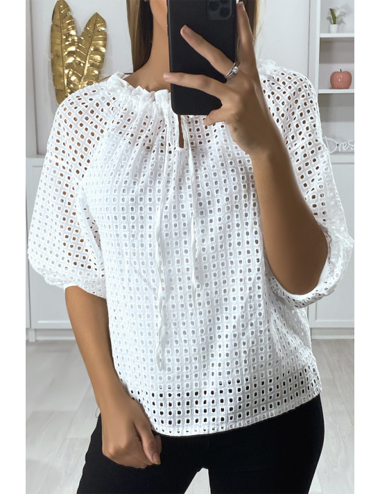 Blouse blanche manches bouffante col bateau en matière à trous - 1
