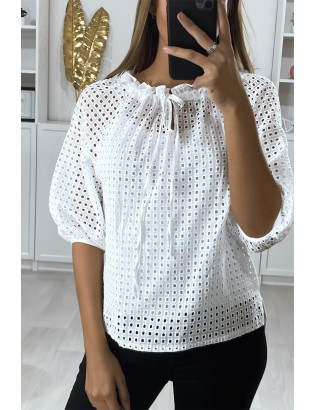 Blouse blanche manches bouffante col bateau en matière à trous - 3