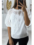 Blouse blanche manches bouffante col bateau en matière à trous - 3