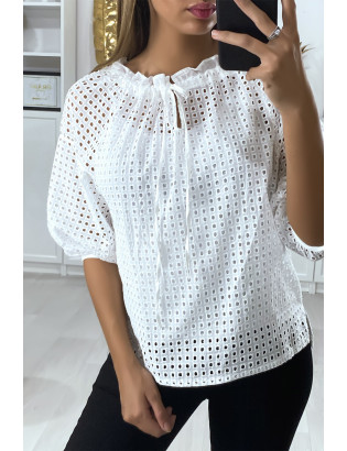 Blouse blanche manches bouffante col bateau en matière à trous - 4