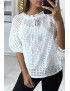 Blouse blanche manches bouffante col bateau en matière à trous - 4