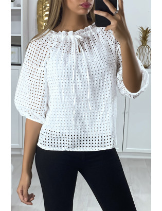 Blouse blanche manches bouffante col bateau en matière à trous - 5