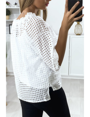 Blouse blanche manches bouffante col bateau en matière à trous - 6