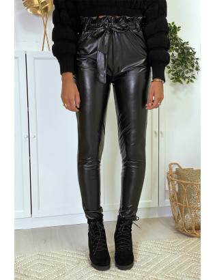 Pantalon en simili noir coupe carotte avec taille froncée et ceinture. - 7