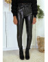 Pantalon en simili noir coupe carotte avec taille froncée et ceinture. - 7
