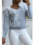 Pull col V bleu pastel à motif dentelle blanche - 1