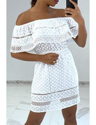 Petite robe blanche col bardot à volant avec détails broderie et ajourée - 1