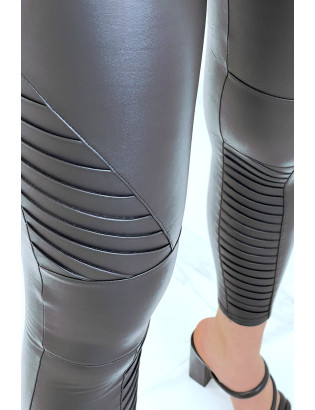 Legging en simili noir avec motif plis style motard - 5