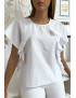 Blouse blanche à volant avec trois boutons à l'épaules - 1