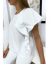 Blouse blanche à volant avec trois boutons à l'épaules - 2
