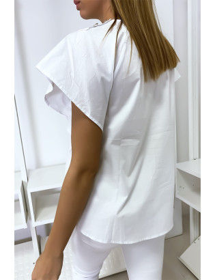 Blouse blanche à volant avec trois boutons à l'épaules - 4