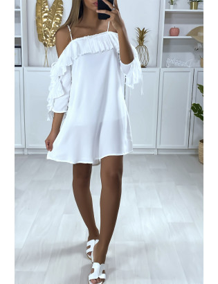Robe blanche à volant avec épaules denudées - 4