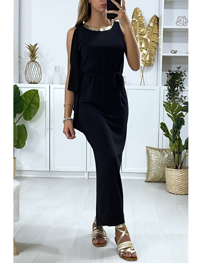 Longue robe noir avec volant sur une manche et accessoire doré au col - 1