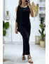 Longue robe noir avec volant sur une manche et accessoire doré au col - 1