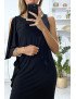 Longue robe noir avec volant sur une manche et accessoire doré au col - 3
