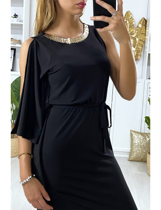 Longue robe noir avec volant sur une manche et accessoire doré au col - 4