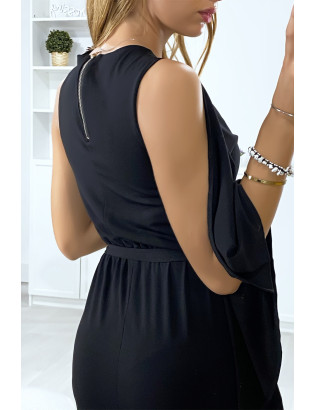 Longue robe noir avec volant sur une manche et accessoire doré au col - 5