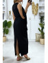 Longue robe noir avec volant sur une manche et accessoire doré au col - 6