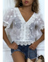 Blouse blanche ajourée en  col V - 2
