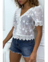 Blouse blanche ajourée en  col V - 4